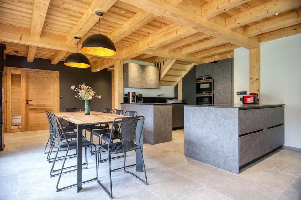 Kitchen or kitchenette, Dining area