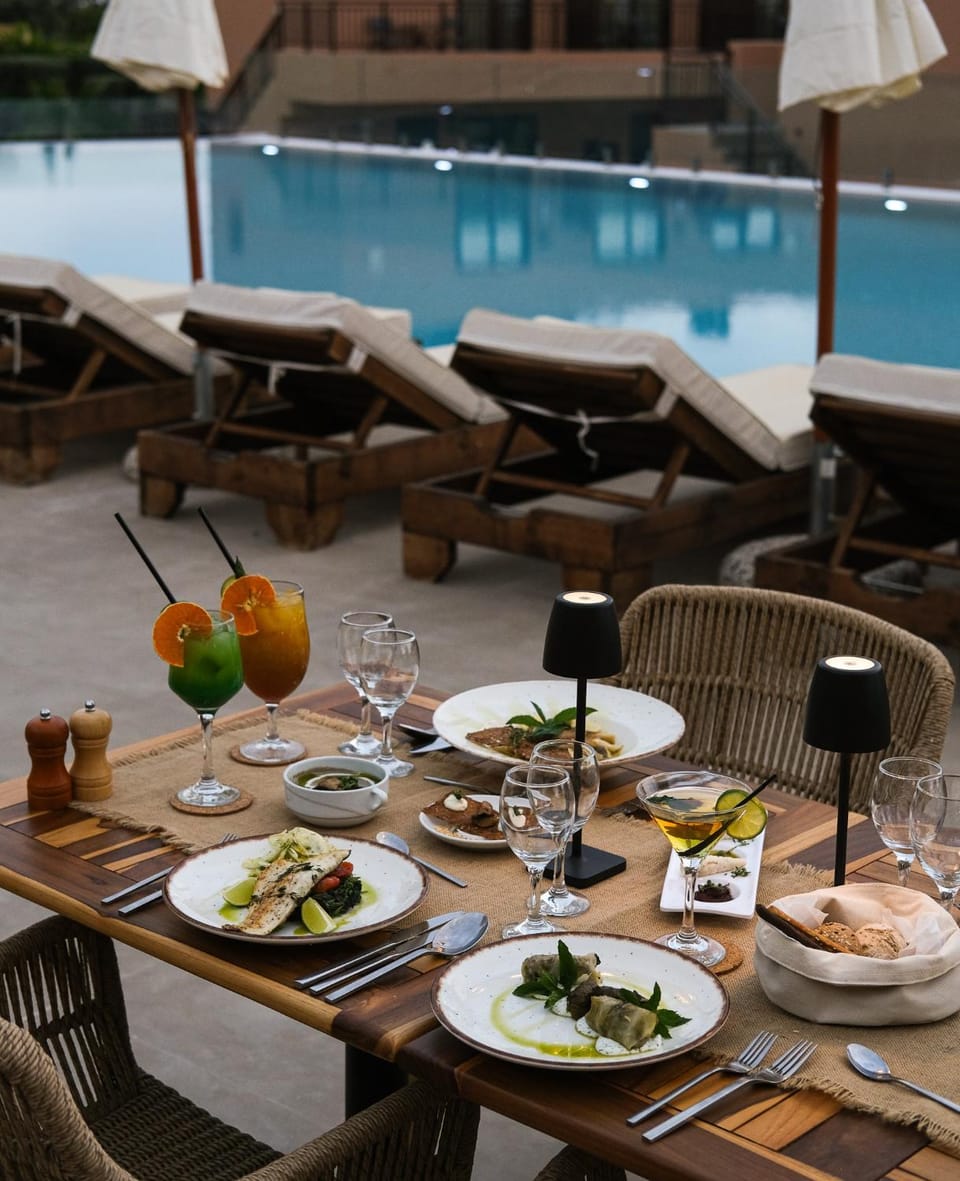 Restaurant/places to eat, Swimming pool