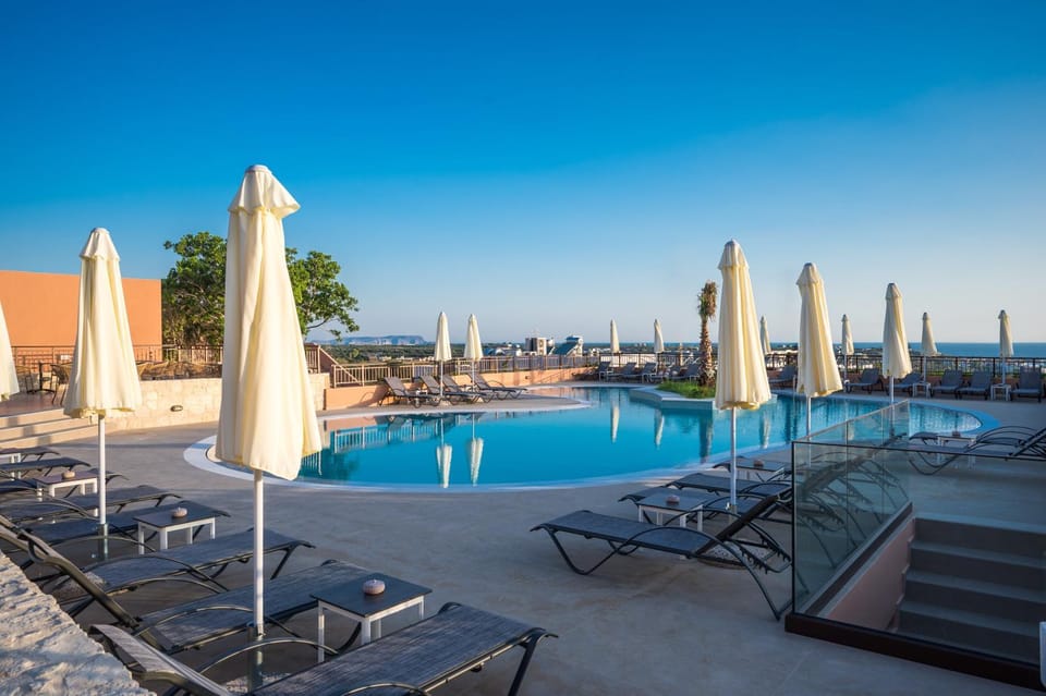 Swimming pool, sunbed