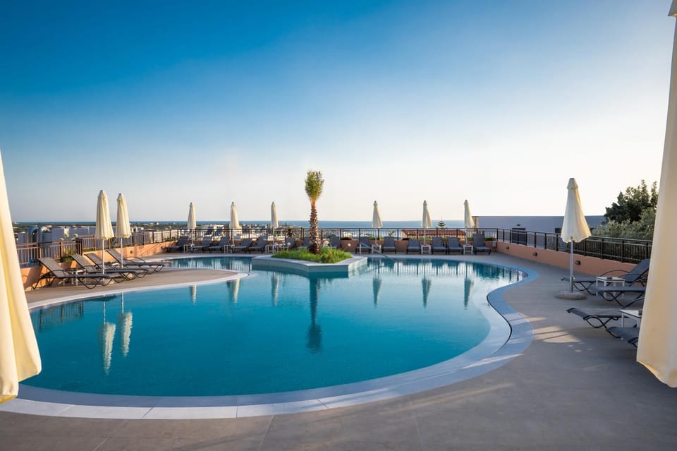 Swimming pool, sunbed