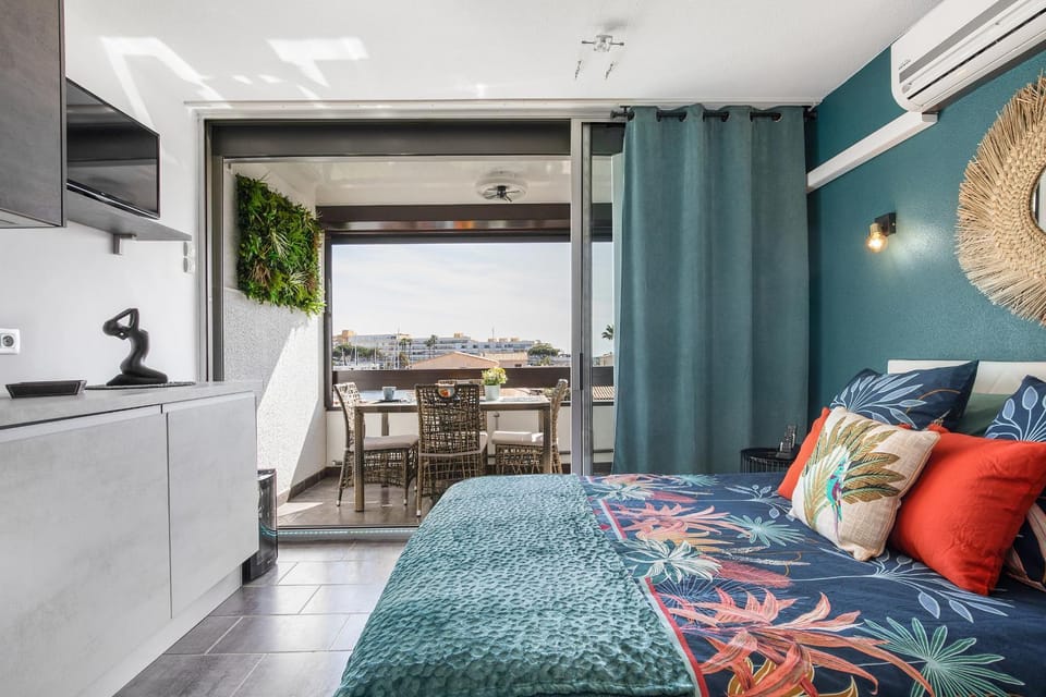 Bed, View (from property/room), Kitchen or kitchenette, Photo of the whole room, Bedroom