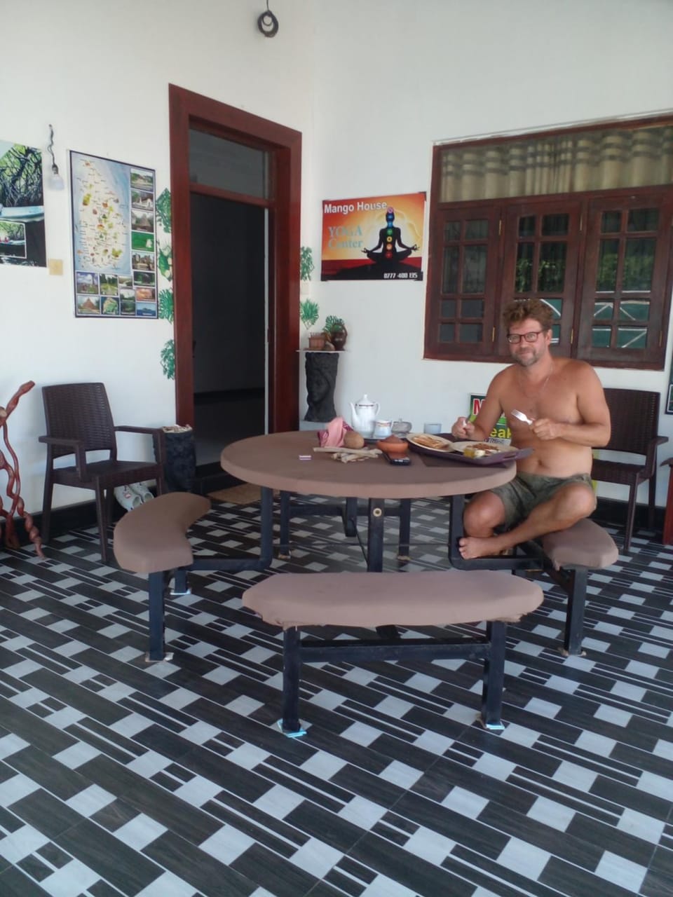 People, Living room, Food and drinks, Seating area, Dining area, Food, Guests, group of guests