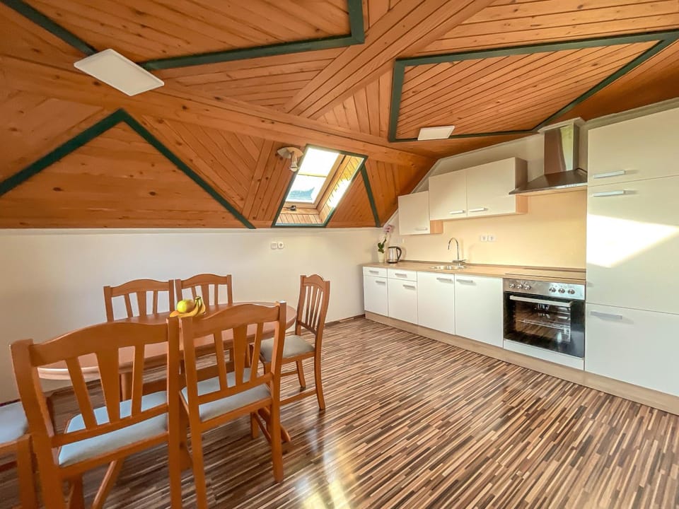 Kitchen or kitchenette, Dining area, pet friendly, stove