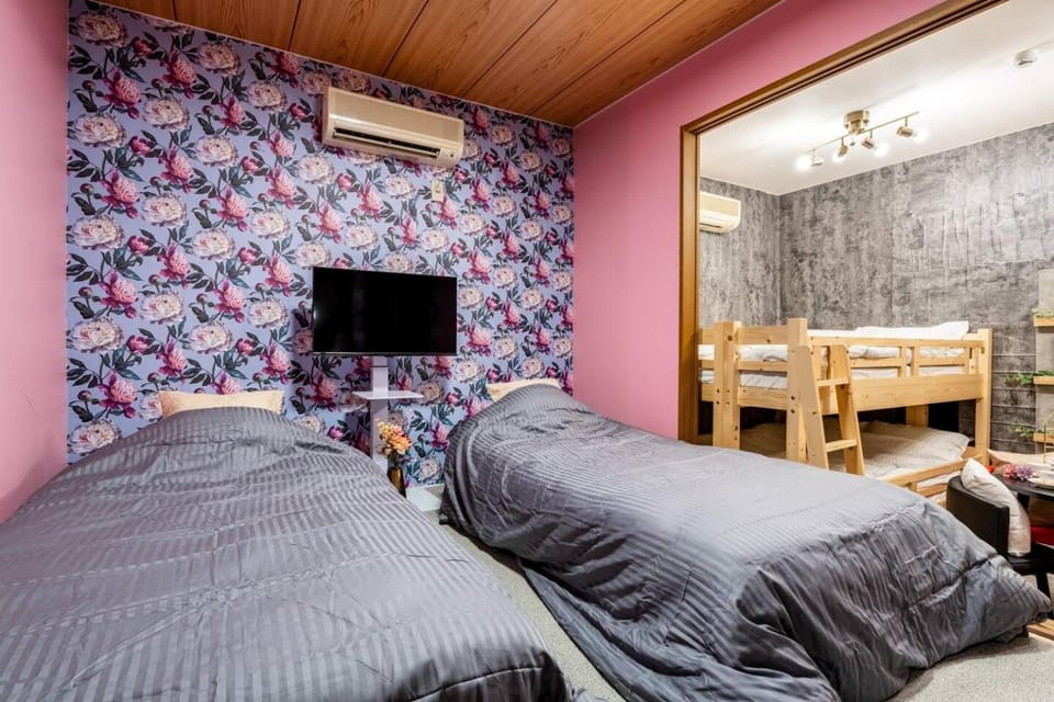 Bed, TV and multimedia, Bedroom