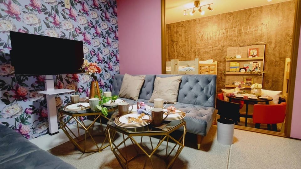 Communal lounge/ TV room, TV and multimedia, Living room, Food and drinks, Seating area, Dining area, Evening entertainment, Food, Drinks