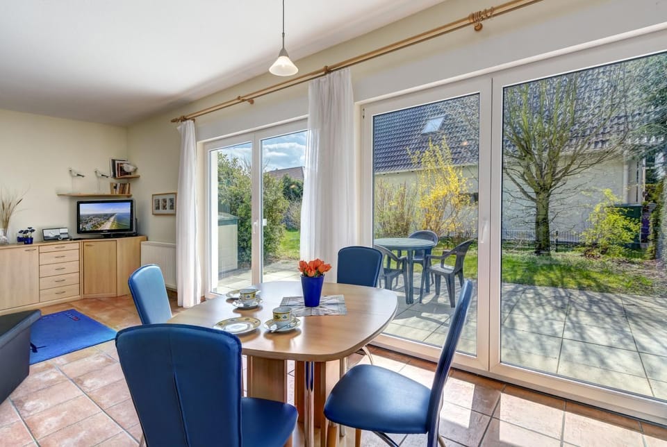 TV and multimedia, View (from property/room), Dining area