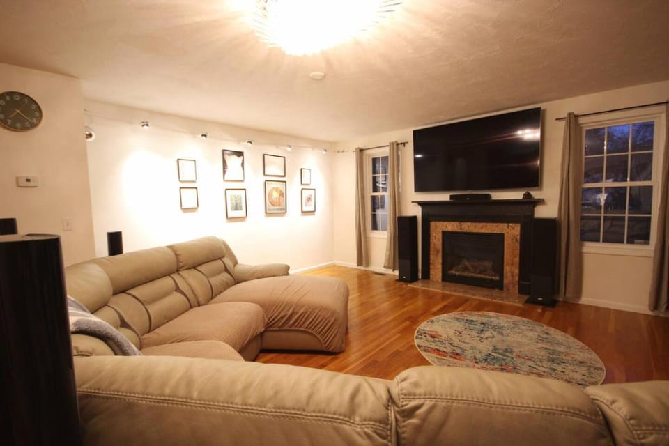Spacious 4BR suburban home! House in Braintree