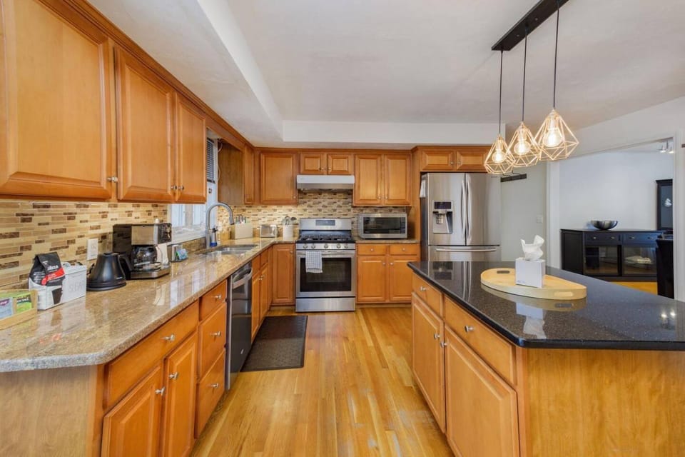 Spacious 4BR suburban home! House in Braintree