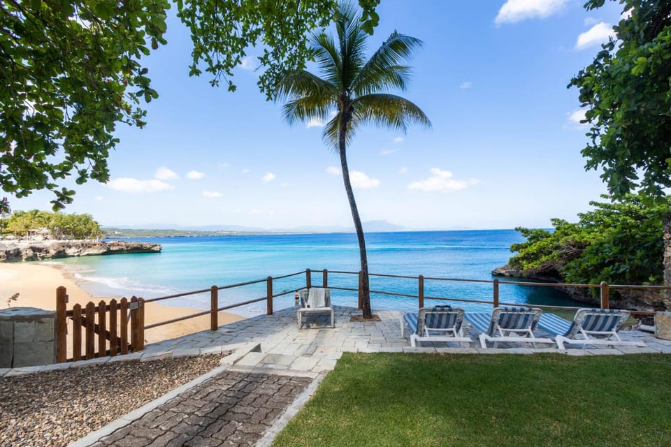 Nearby landmark, Natural landscape, View (from property/room), Balcony/Terrace, Beach, Lake view, Pool view, Sea view, sunbed