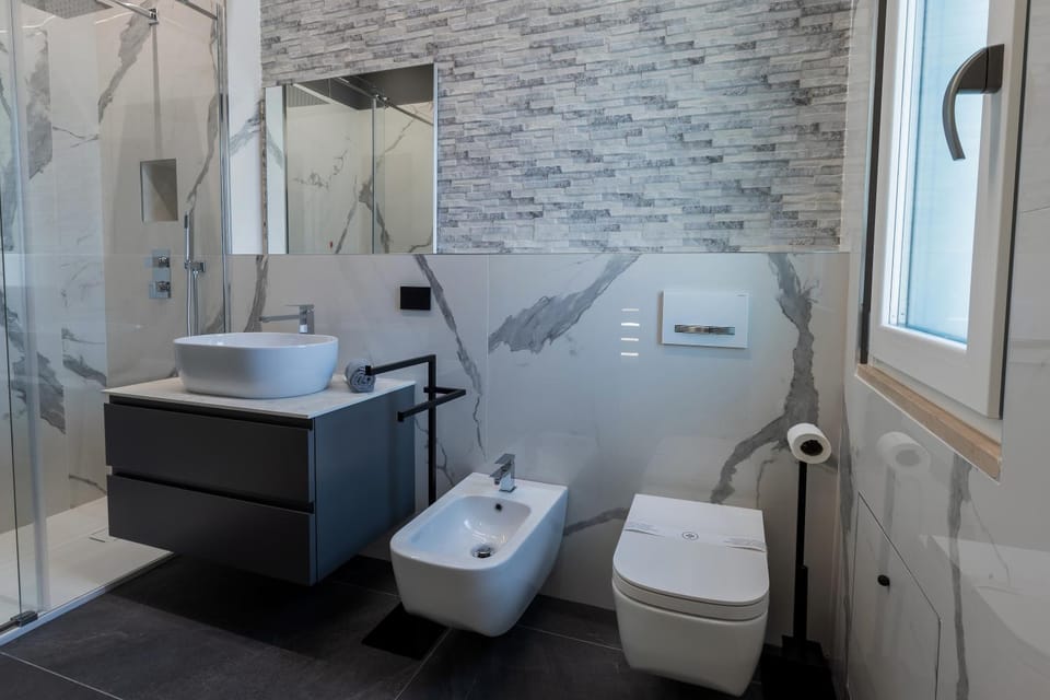 Shower, Toilet, Bathroom, bidet, towels