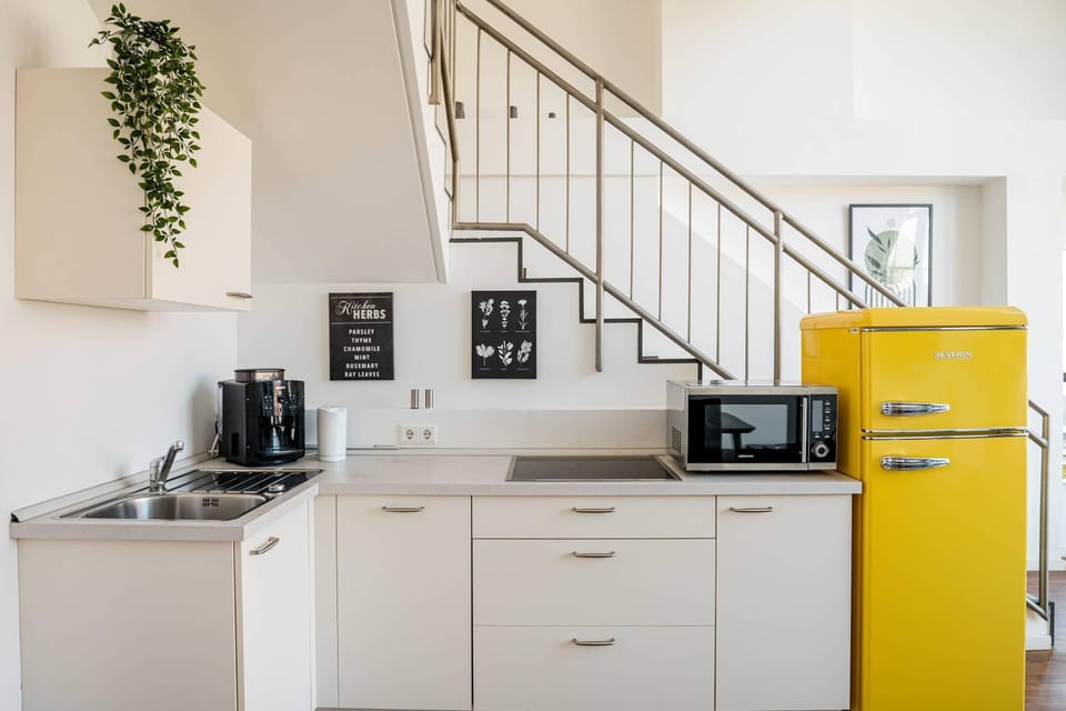 Coffee/tea facilities, Kitchen or kitchenette, microwave, stove