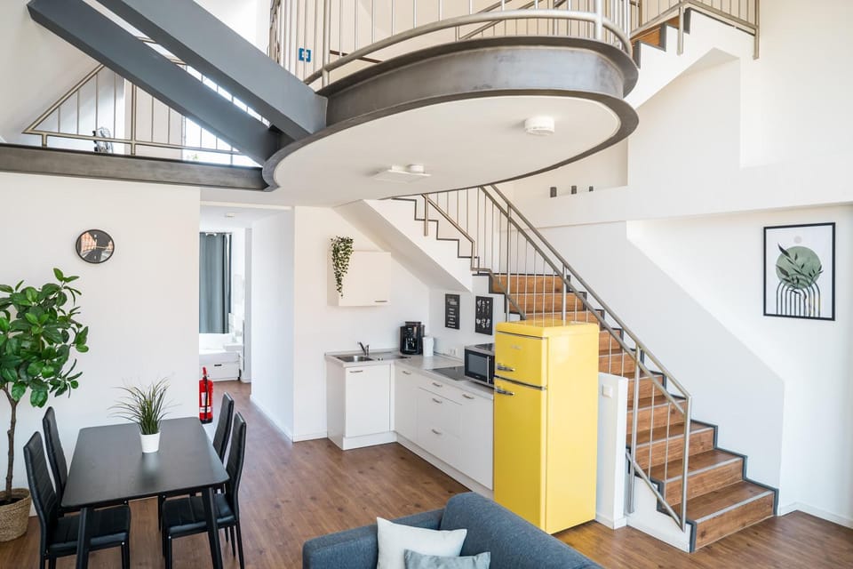 Coffee/tea facilities, Kitchen or kitchenette, Dining area, microwave