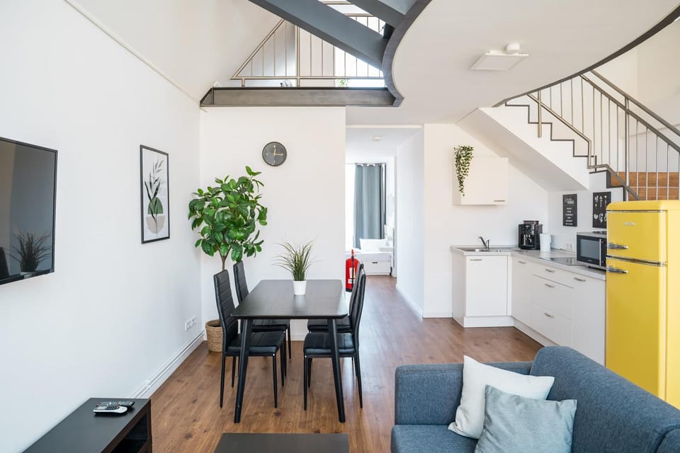 Coffee/tea facilities, Kitchen or kitchenette, Living room, Seating area, Dining area, microwave