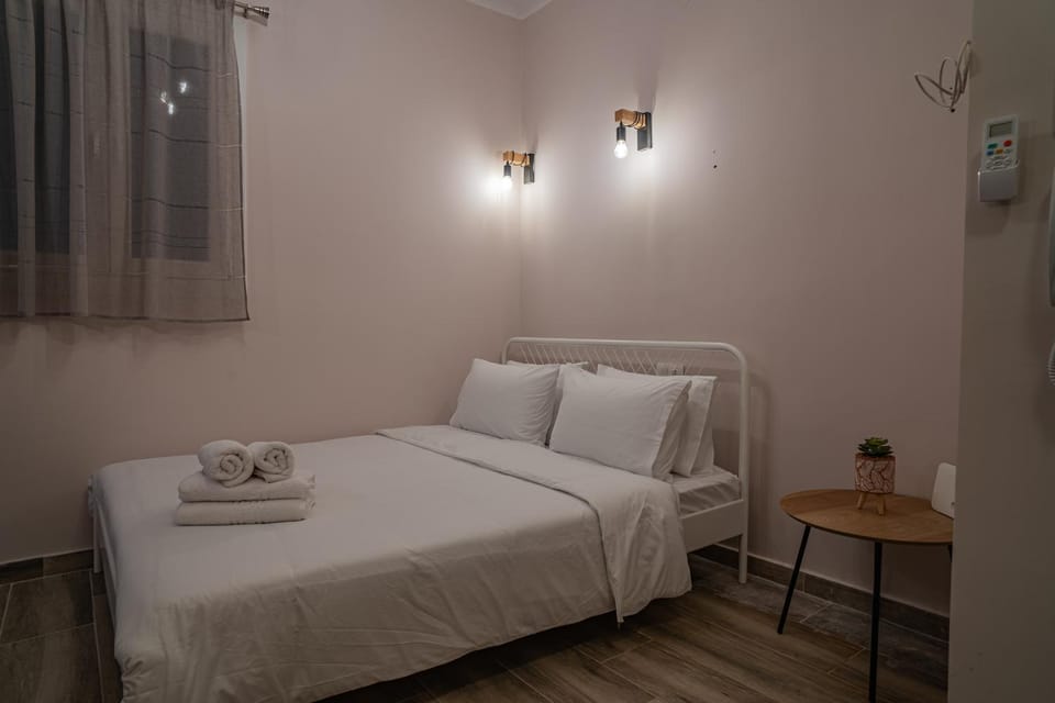 Bed, Photo of the whole room, Decorative detail, Bedroom, towels