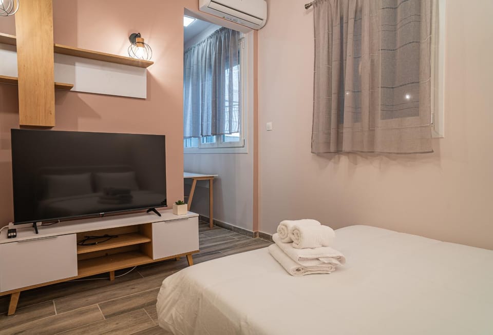 Bed, TV and multimedia, Photo of the whole room, Bedroom, towels, air conditioner