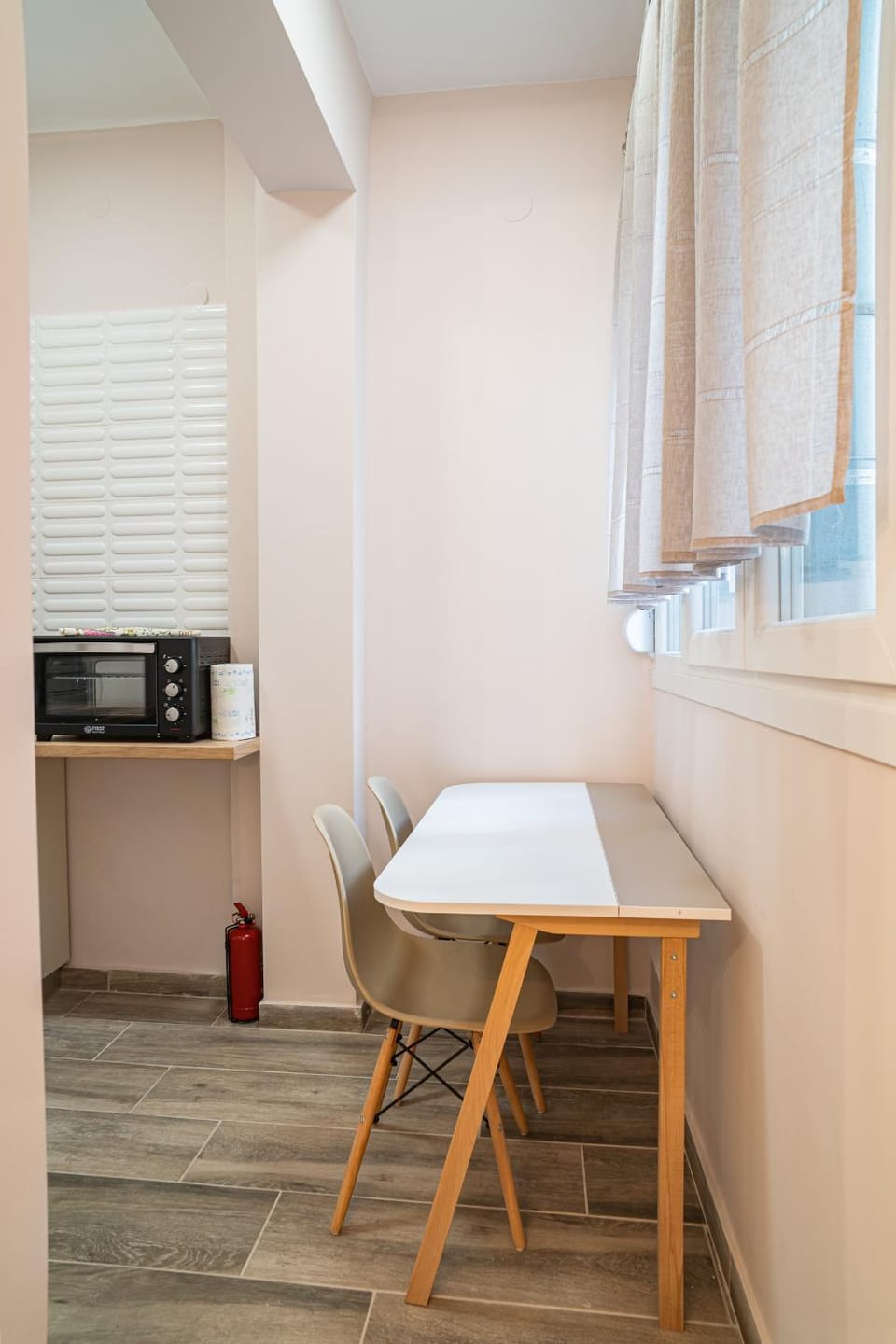 Kitchen or kitchenette, Photo of the whole room, Decorative detail, Dining area, stove