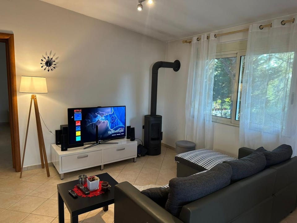 TV and multimedia, View (from property/room), Living room, Seating area, Evening entertainment, Sea view, Sea view, air conditioner, air conditioner