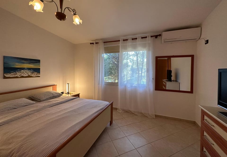 Bed, TV and multimedia, Photo of the whole room, Bedroom, air conditioner