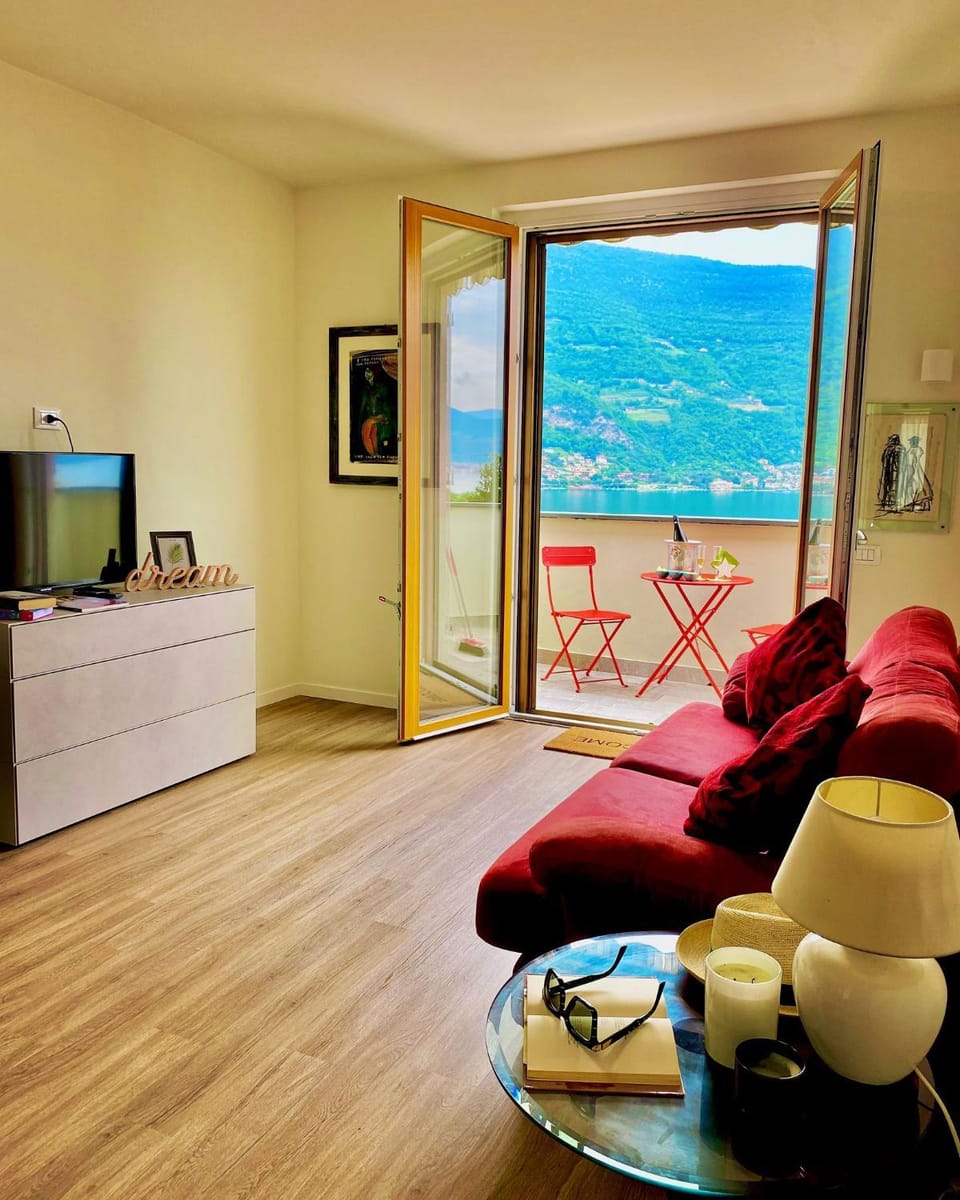 Living room, Dining area, Mountain view
