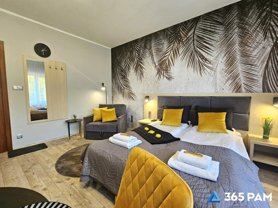 Bed, Living room, Photo of the whole room, Seating area, Bedroom, towels
