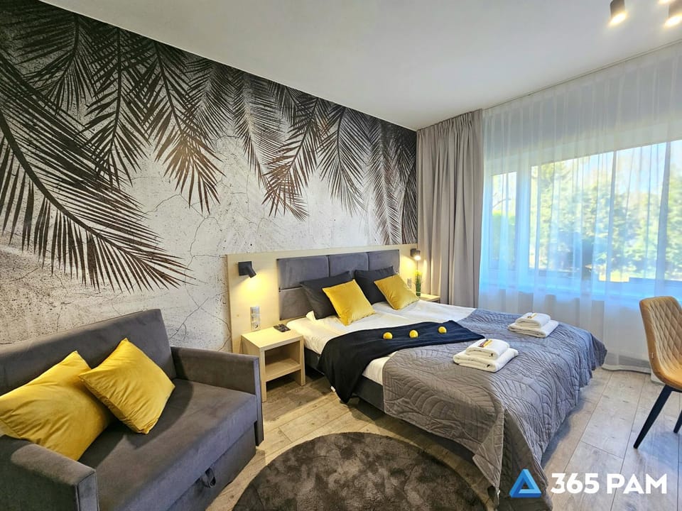 Bed, Living room, Photo of the whole room, Seating area, Bedroom