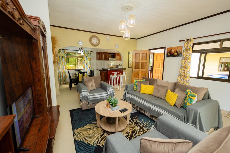 TV and multimedia, Living room, Seating area, Dining area