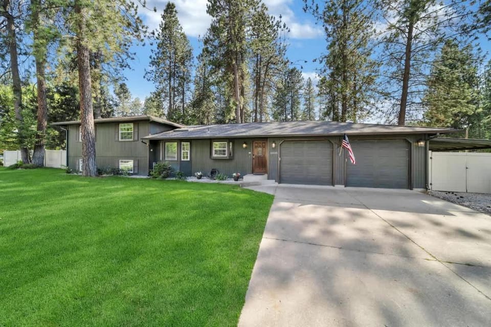 HUGE Modern Family Home- Modern, Fully Stocked, Weekly Savings House in Coeur dAlene