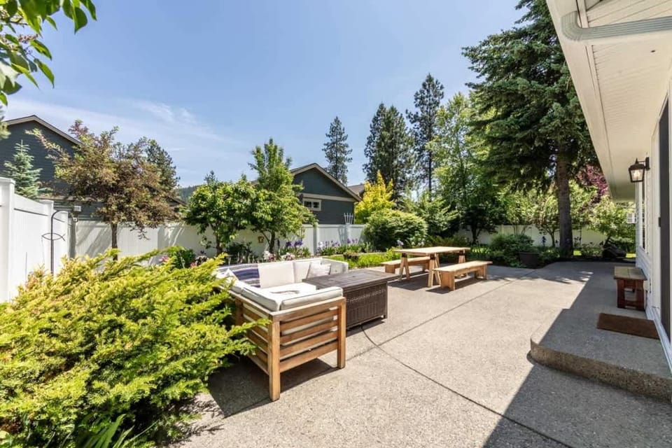 Big Family Getaway- Theater Room- BBQ- Play Room- Fire Pit House in Coeur dAlene