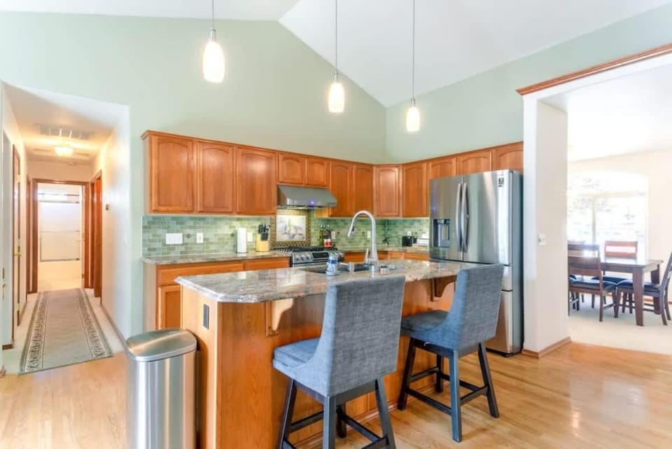 Family Home With Pool Table - Fall Weekly Savings House in Post Falls