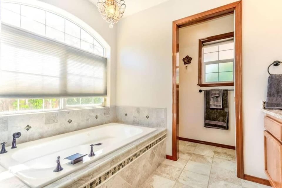 Family Home With Pool Table - Fall Weekly Savings House in Post Falls