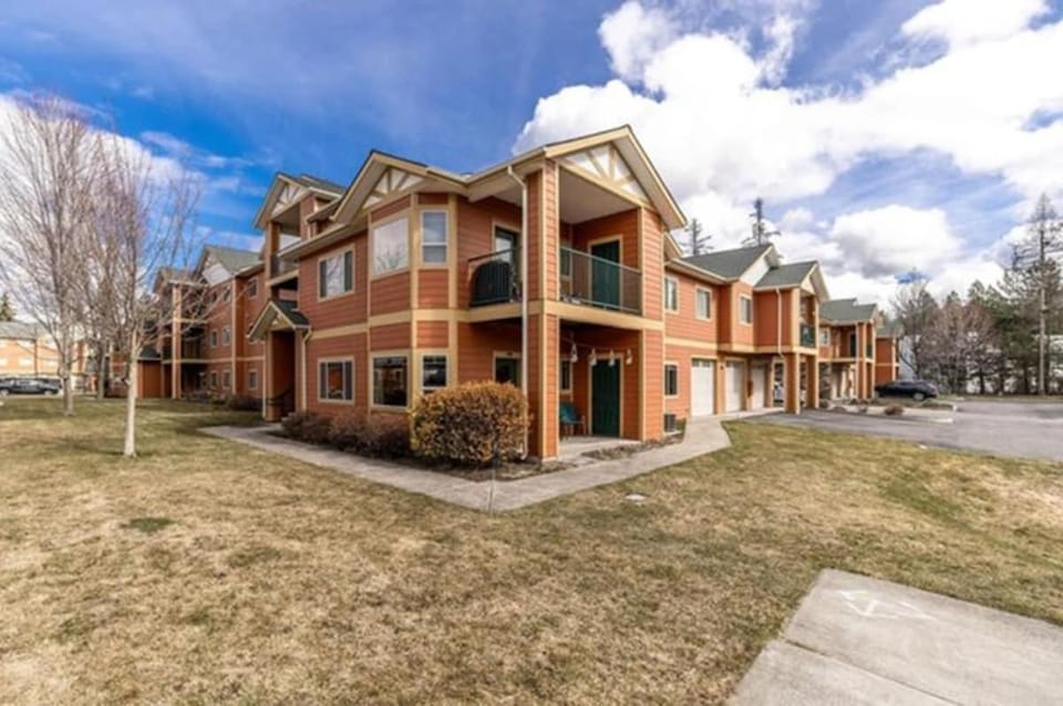 Property building, Day, Neighbourhood, Natural landscape, Street view