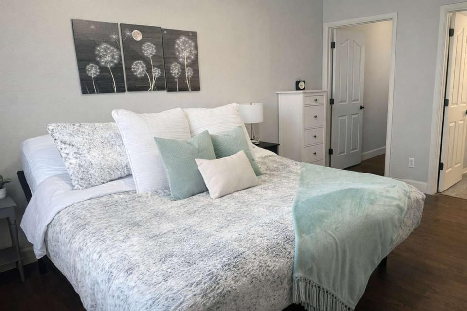 Bed, Photo of the whole room, Bedroom, wardrobe