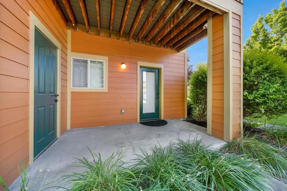 Property building, Spring, Day, Garden, Garden view