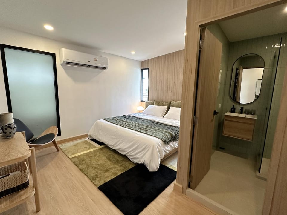 Bed, Photo of the whole room, Bedroom, towels, air conditioner