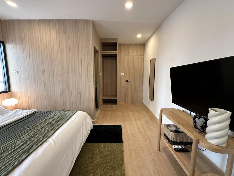 Bed, TV and multimedia, Photo of the whole room, Bedroom