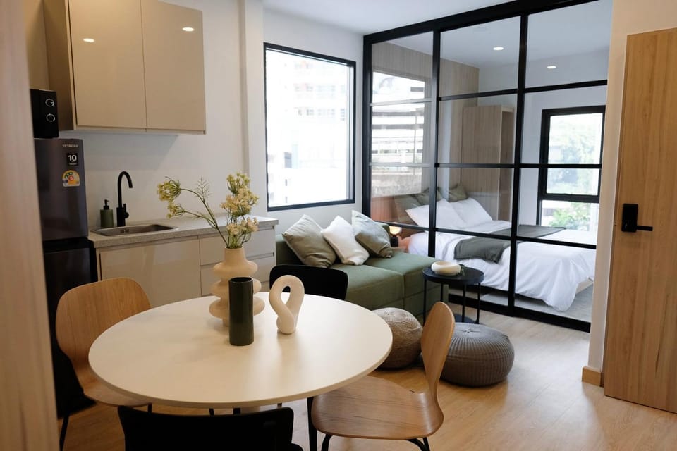 Kitchen or kitchenette, Living room, Seating area, Dining area