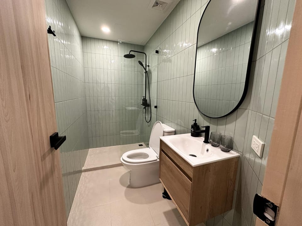 Shower, Toilet, Bathroom, towels
