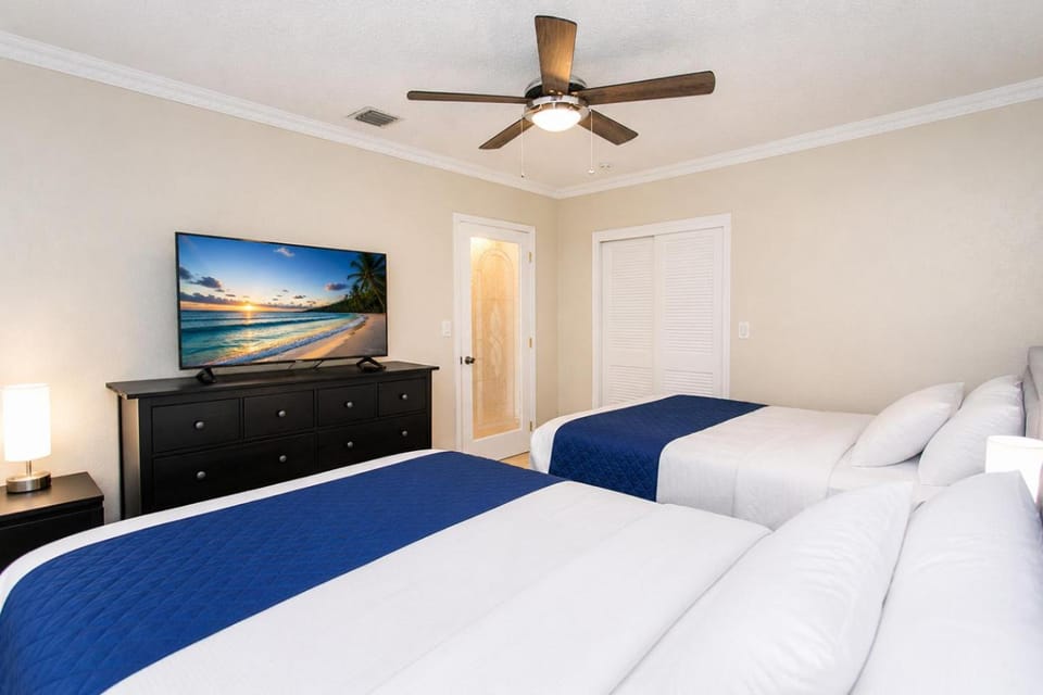 Bed, TV and multimedia, Bedroom
