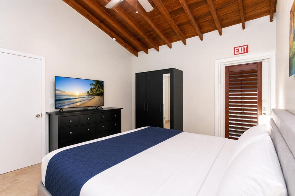 Bed, TV and multimedia, Bedroom