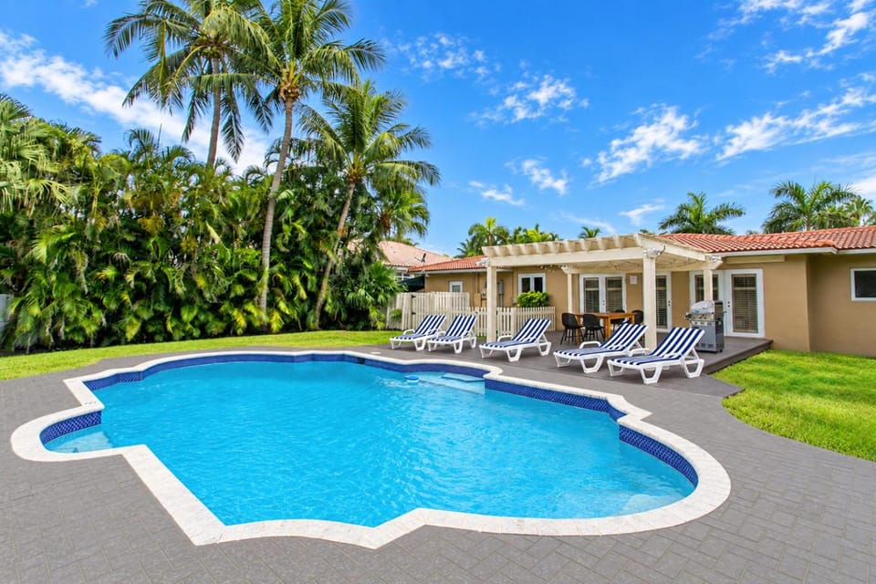 Property building, Patio, Pool view, Swimming pool, sunbed