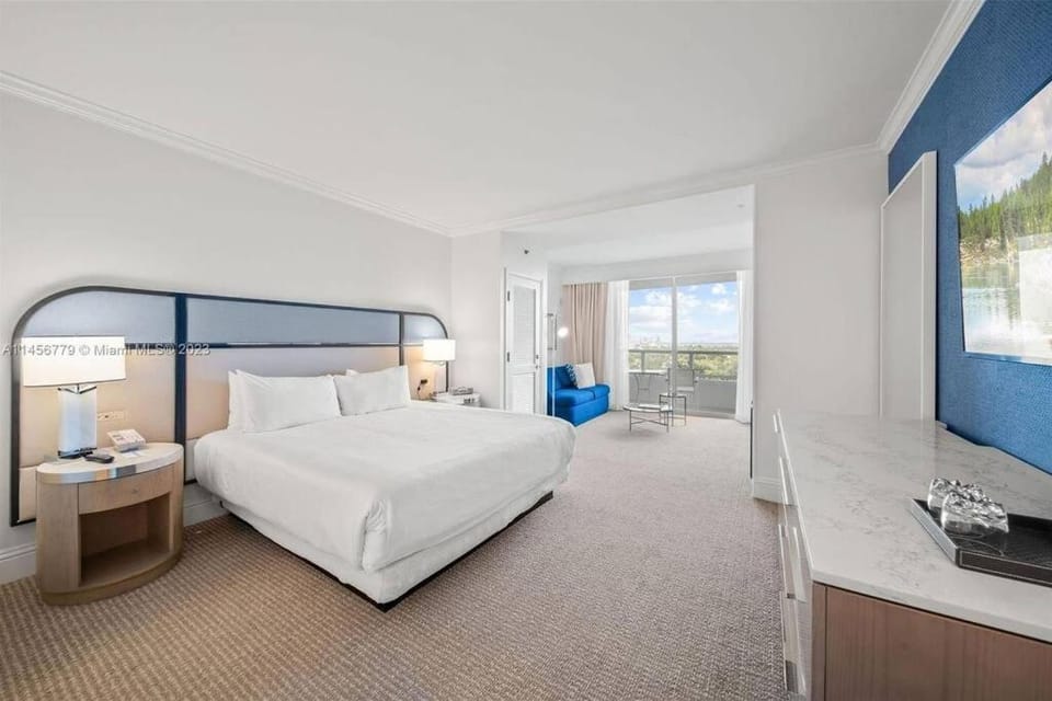 Fontainebleau Miami Beach Junior Suite Apartment hotel in Miami Beach