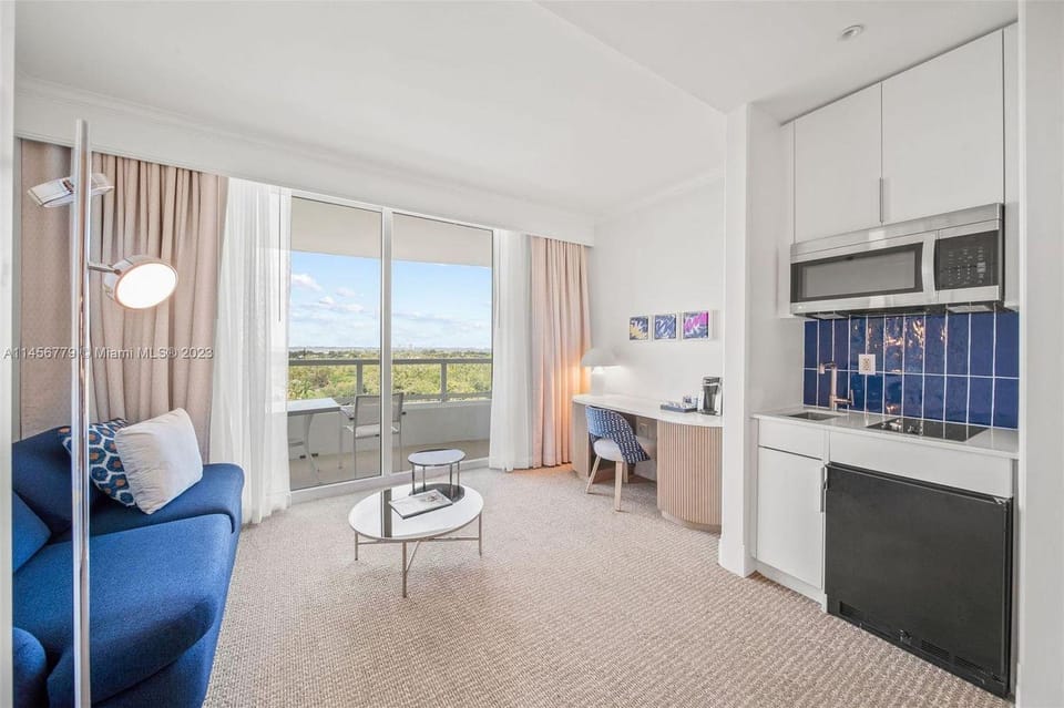 Fontainebleau Miami Beach Junior Suite Apartment hotel in Miami Beach