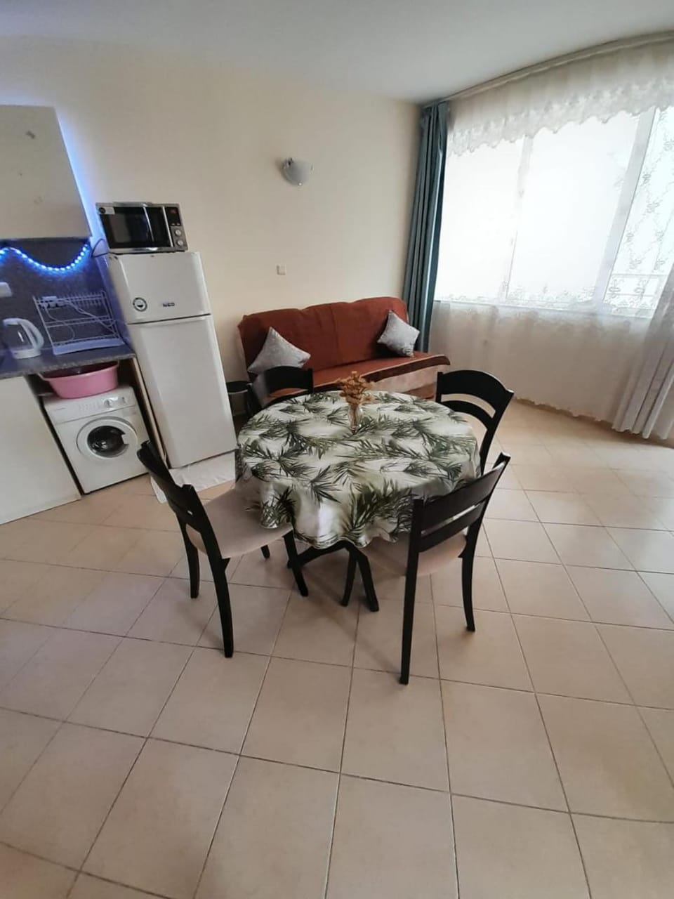 Kitchen or kitchenette, Living room, Seating area, Dining area