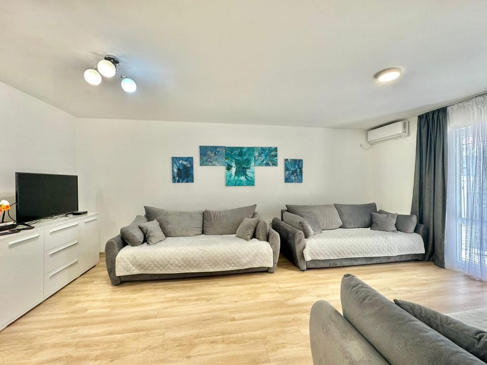 Bed, TV and multimedia, Living room, Seating area, air conditioner