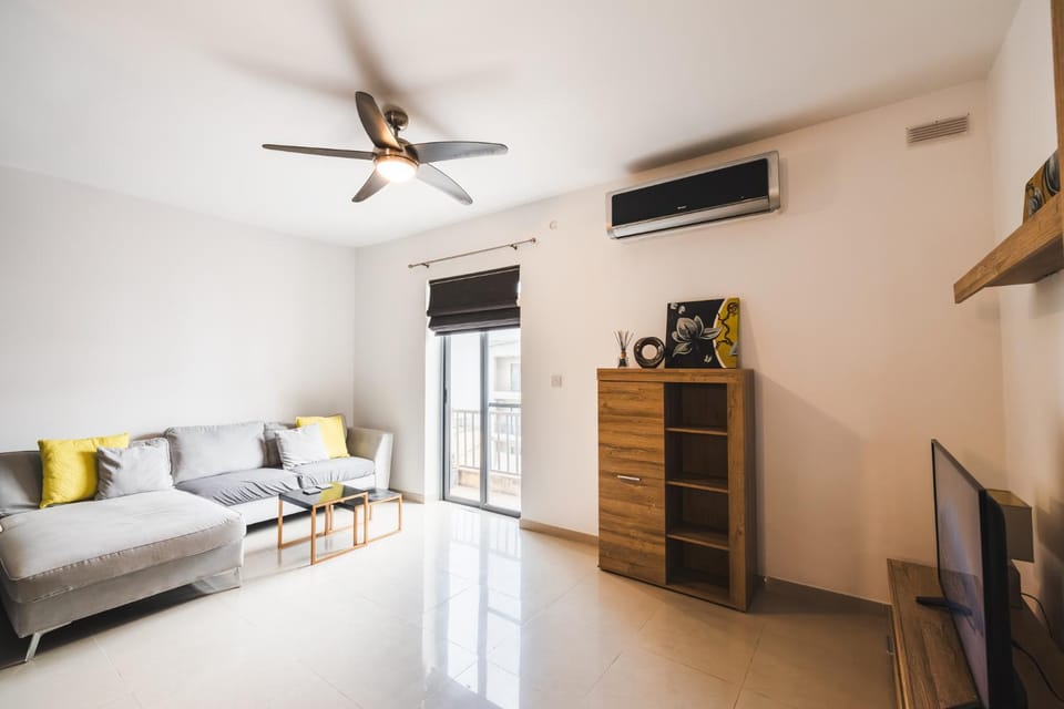 TV and multimedia, Living room, Seating area, air conditioner