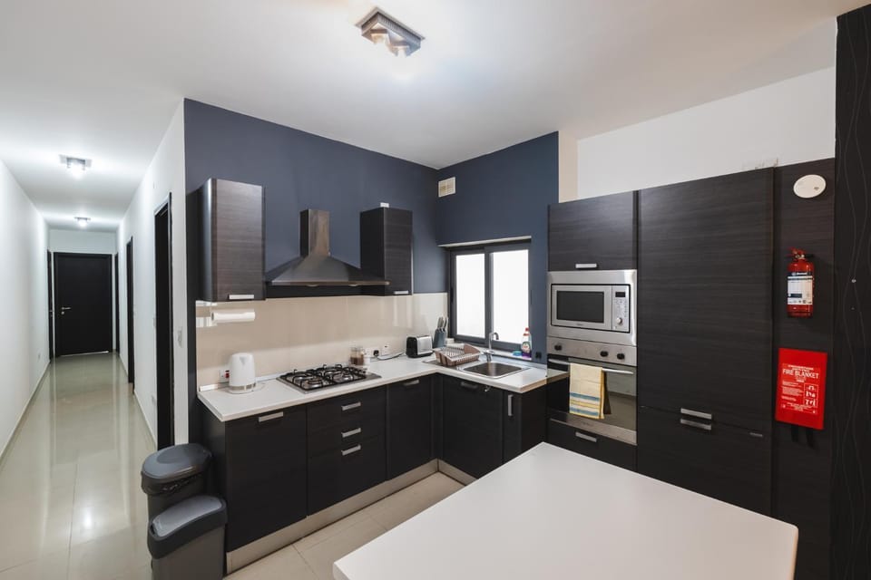 Coffee/tea facilities, Kitchen or kitchenette, Photo of the whole room, microwave, oven, stove, toaster