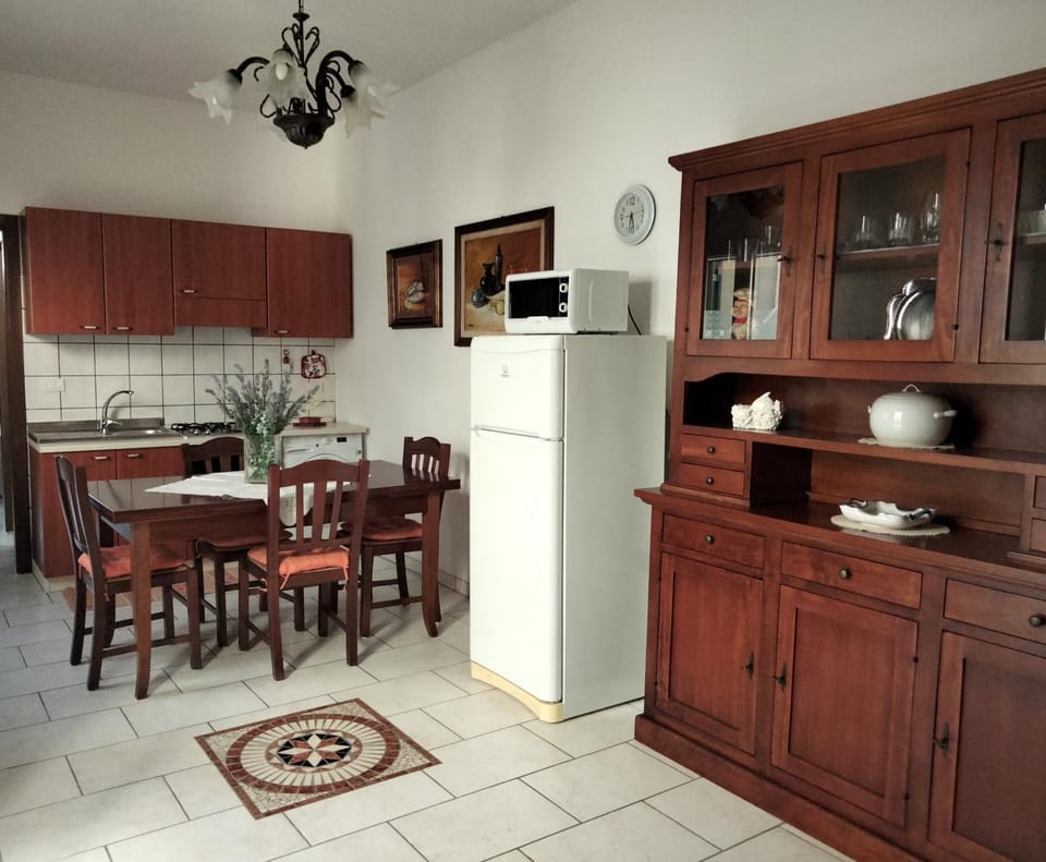 Kitchen or kitchenette, Dining area, minibar