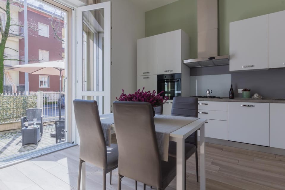 Kitchen or kitchenette, Dining area, minibar, pet friendly, stove