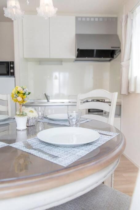 Kitchen or kitchenette, Dining area