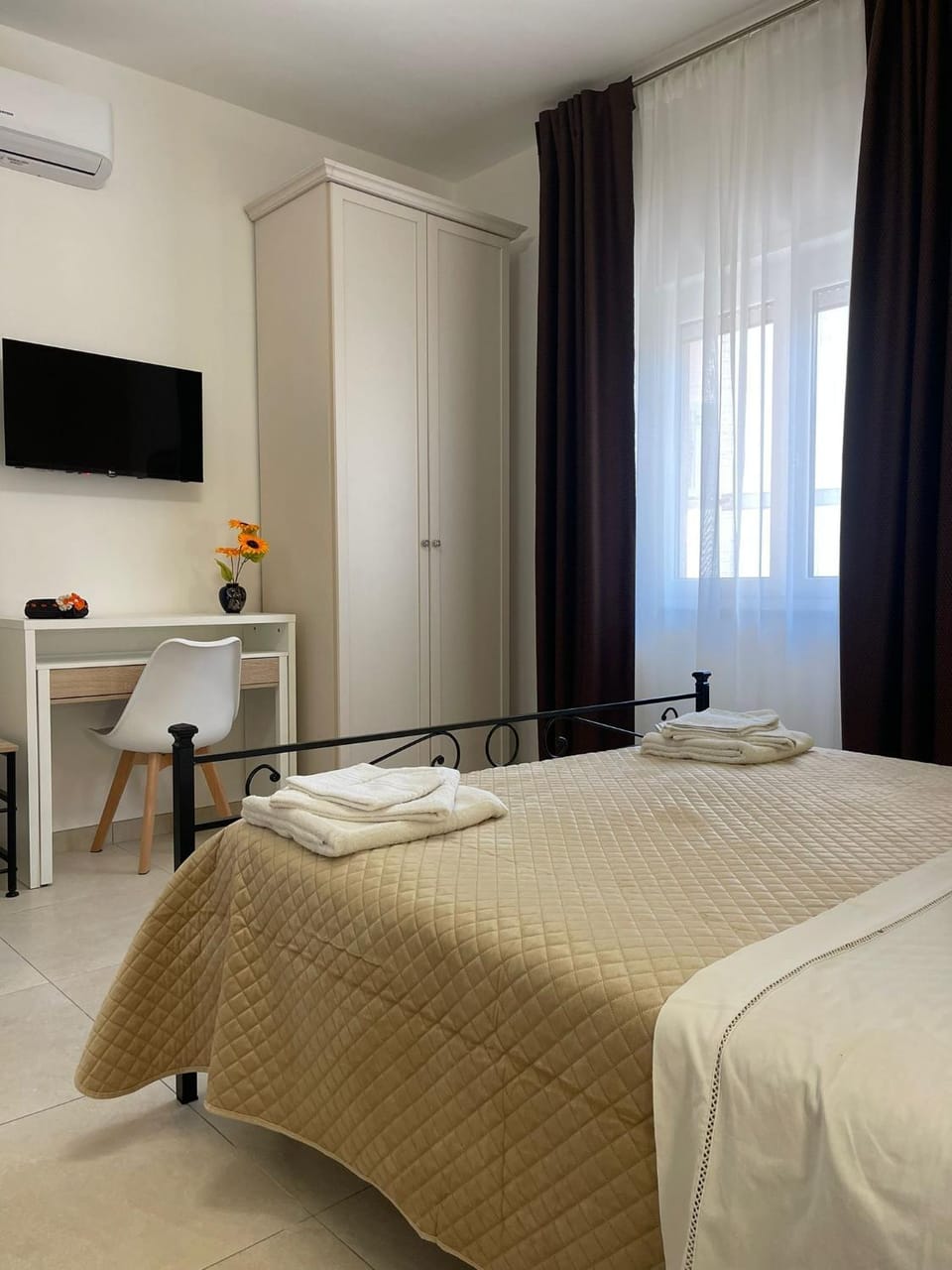 Bed, TV and multimedia, Photo of the whole room, Bedroom, hair dresser, air conditioner